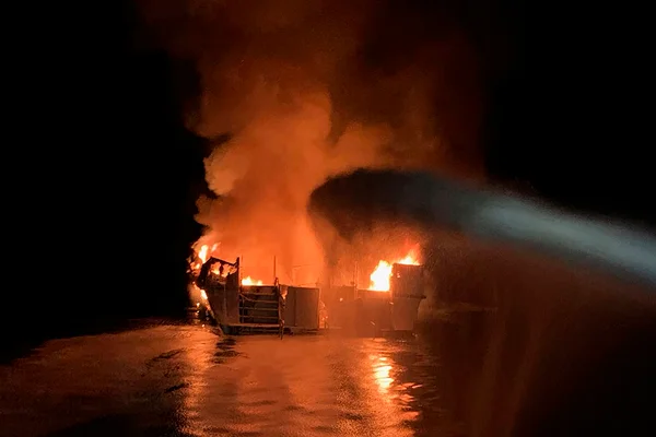 Barco pega fogo na costa da Califórnia e deixa 33 desaparecidos