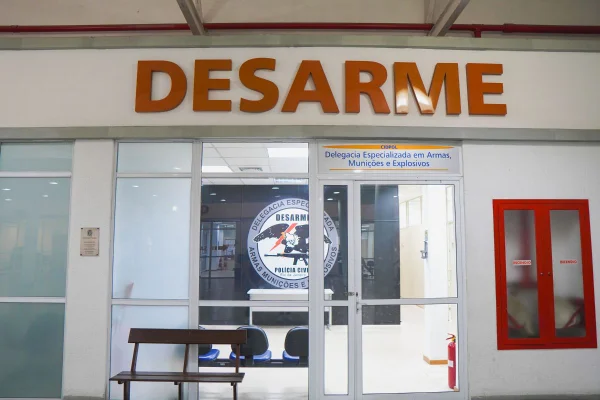 A operação visa desarticular um grupo criminoso de São Paulo que transportava armas e drogas para facções criminosas no Rio de Janeiro - Metrópoles