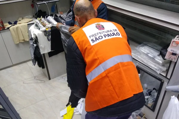 Imagem colorida de fiscal da prefeitura de São Paulo. Metrópoles