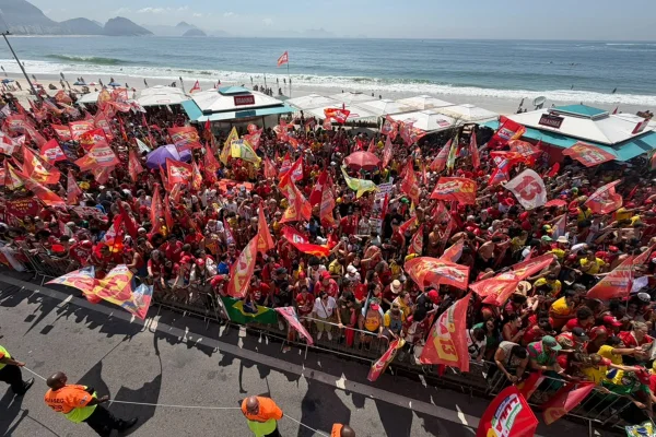 Apoiadores se concentram em Copacabana para ato pró-Lula - destaque galeria