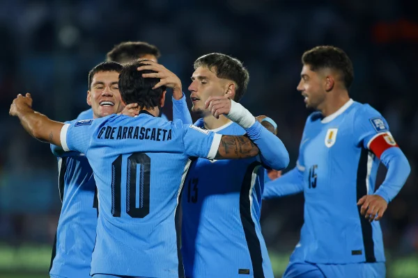 Giorgian de Arrascaeta, do Uruguai, comemora após marcar o segundo gol da equipe durante a partida das Eliminatórias da Copa do Mundo da FIFA 2026 entre Uruguai e Peru no Estádio Centenário em 4 de setembro de 2025 em Montevidéu, Uruguai.