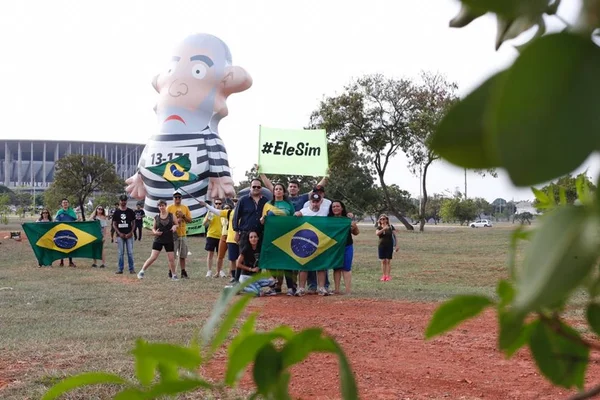 Eleitores de Bolsonaro inflam Pixuleco em protesto contra Roger Waters