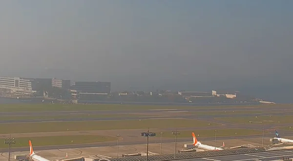 Imagem colorida de nevoeiro em aeroporto - Metrópoles