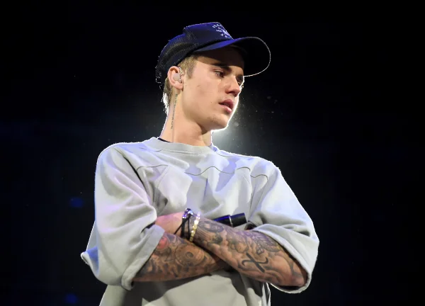 Vídeo: Justin Bieber dá soco em rosto de fã durante turnê na Espanha