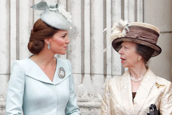 Tensão na família real: Kate Middleton enfrenta princesa Anne. Entenda