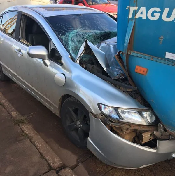 Colisão entre carro e ônibus na Via Estrutural atrapalha trânsito