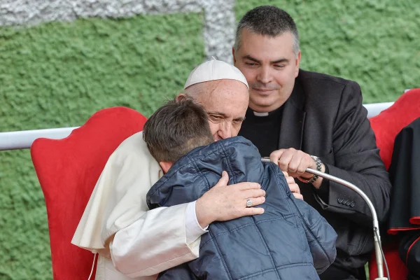 Papa Francisco na paróquia de San Paolo della Croce, em Corviale, subúrbio de Roma, para uma visita pastoral em 15 de abril de 2018