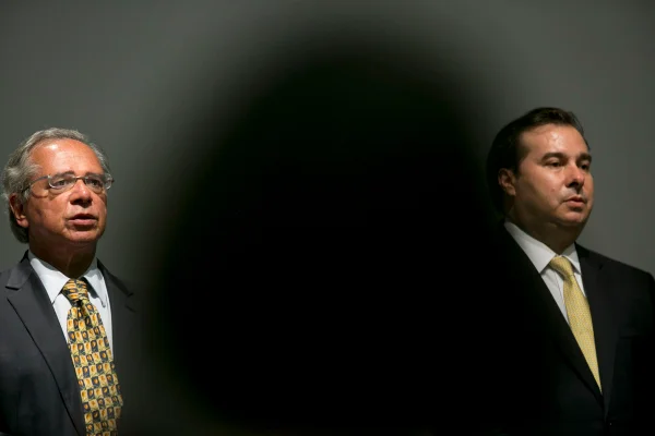 Guedes diz que Maia fez acordo com esquerda e ele rebate: “Desequilibrado”