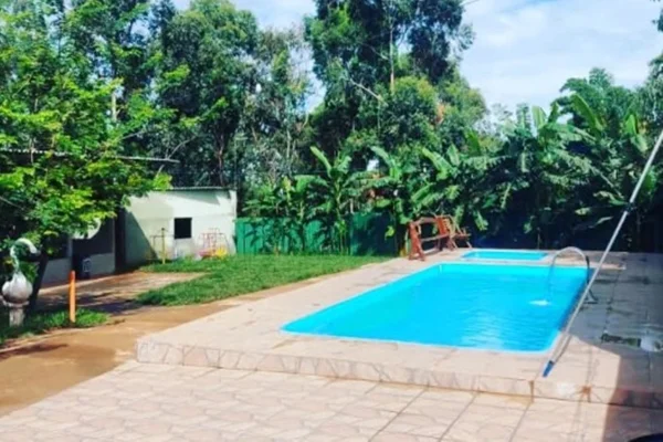 Menina quase se afoga após cabelo prender em ralo de piscina no DF