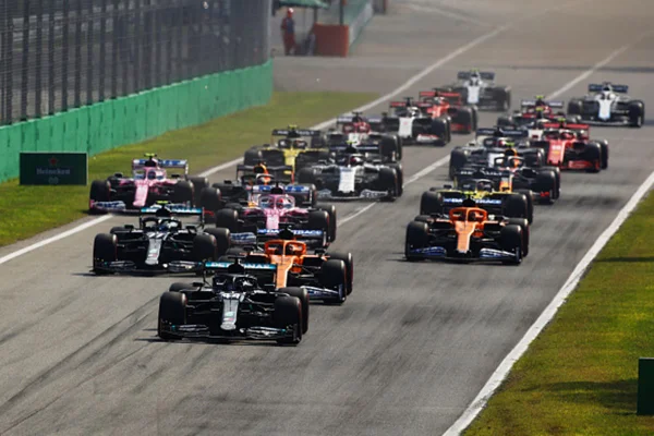 Imagem colorida de carros da F1 em Monza - Metrópoles