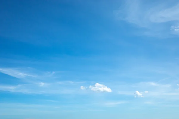 Foto do céu azul com algumas nuvens - Metrópoles