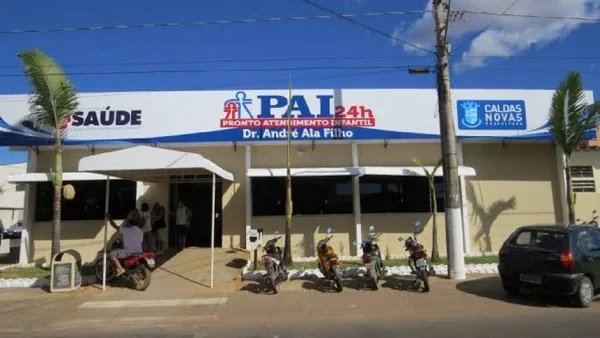 Bebê tem osso exposto após ser atingido por soda cáustica