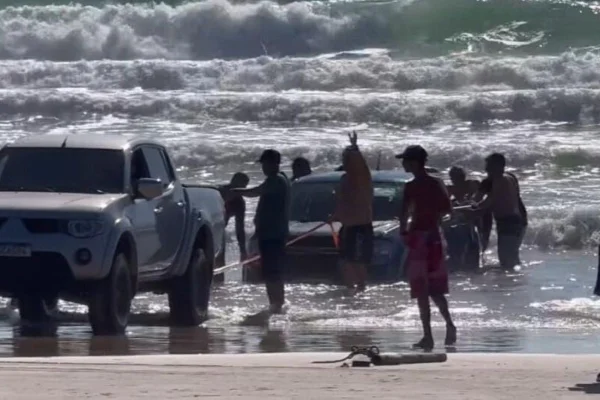 Imagem colorida de carro dentro do mar - Metrópoles