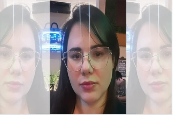 Imagem colorida, mulher de cabelos escuros e óculos - Metrópoles