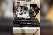 Armas encontradas na casa de "armeiro" do Comando Vermelho em Jundiaí