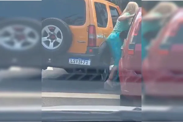 Imagem colorida, mulher sendo pressionada por carro no Rio - Metrópoles