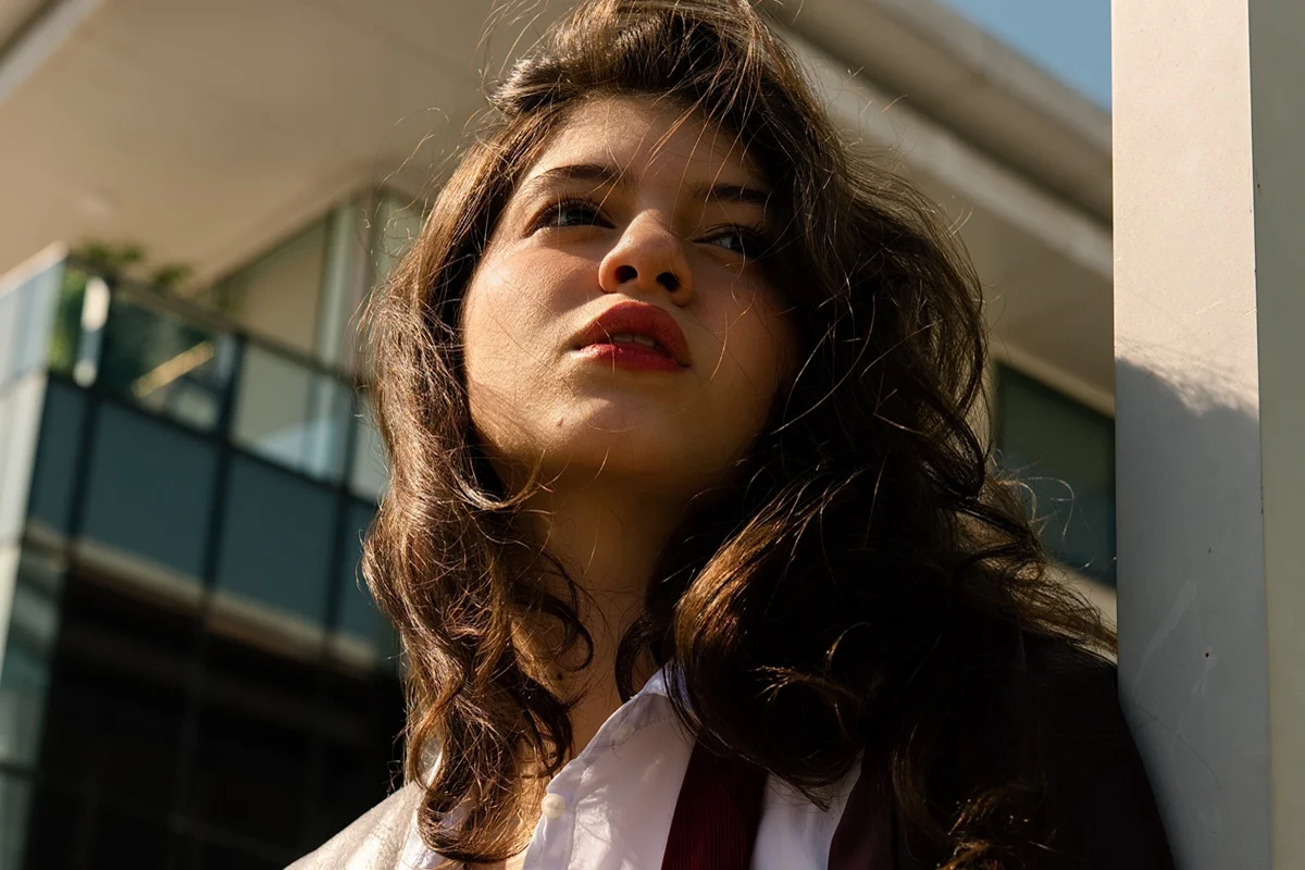 Natthália Gonçalves posa séria e de cabelos soltos Natthália Gonçalves posa séria e de cabelos soltos