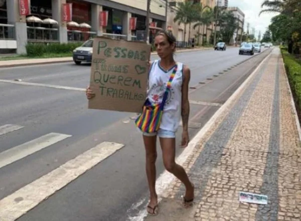 Imagem colorida de Lara, mulher trans