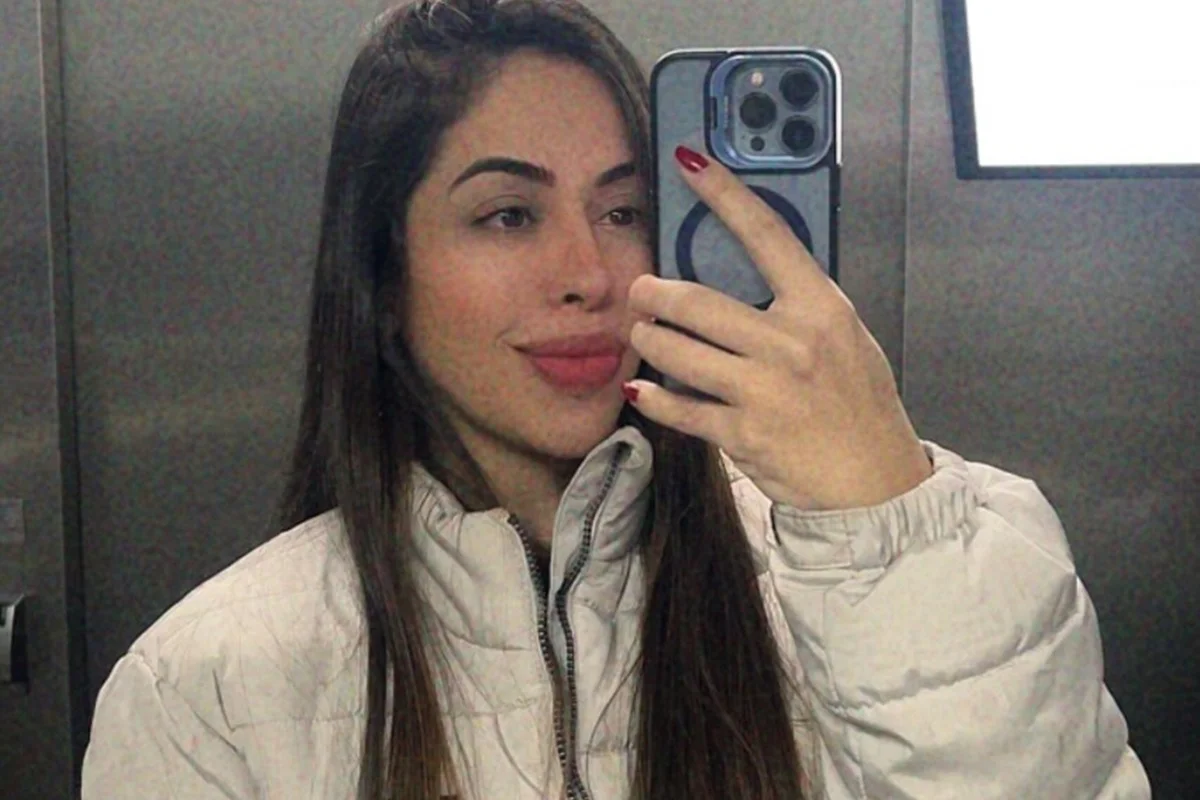 Flávia Correia, namorada de Giovani, faz selfie no elevador Flávia Correia, namorada de Giovani, faz selfie no elevador