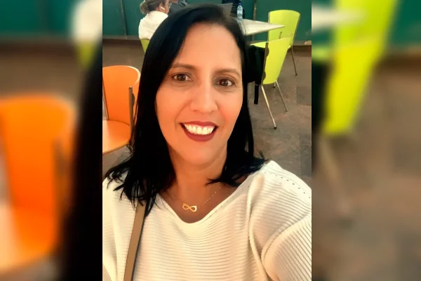 Foto colorida de uma mulher que morreu em acidente de carro e teve o corpo trocado com outra vítima na hora do sepultamento