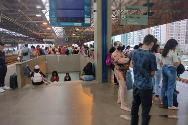 Passageiros do Metrô-DF reclamam de atraso de 2h neste domingo (15/1)