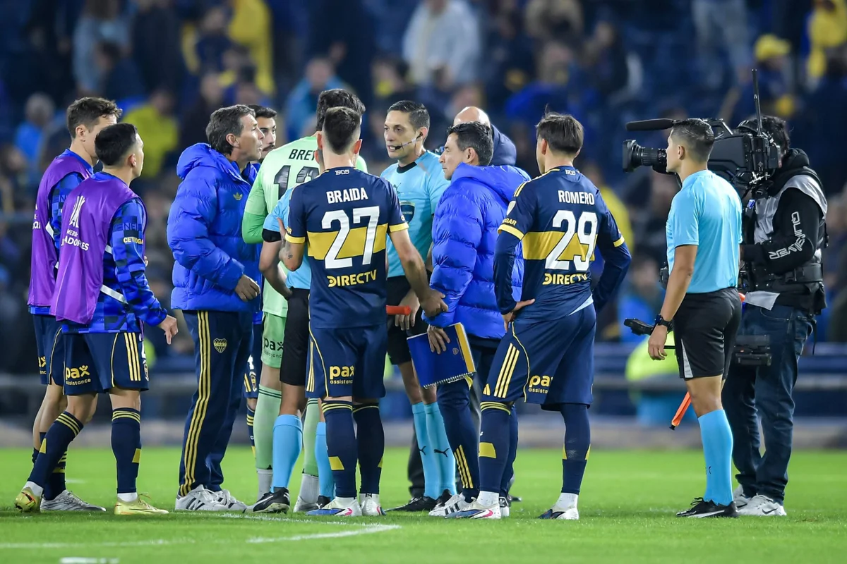 Boca Juniors reclamou da arbitragem contra o Cruzeiro Boca Juniors reclamou da arbitragem contra o Cruzeiro