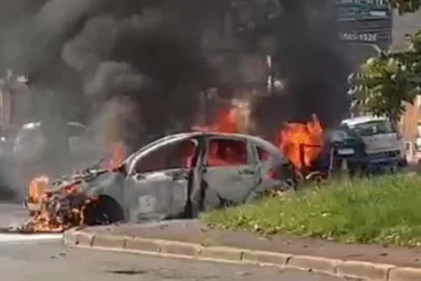 Carro pega fogo no meio da rua em Ceilândia e fica totalmente destruído