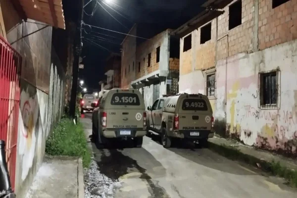 Viaturas da PM fazem patrulhamento noturno em bairro de Salvador - Metrópoles