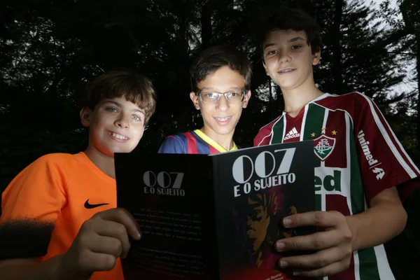 Crianças lançam livro com enredo policial para incentivar o aprendizado da gramática