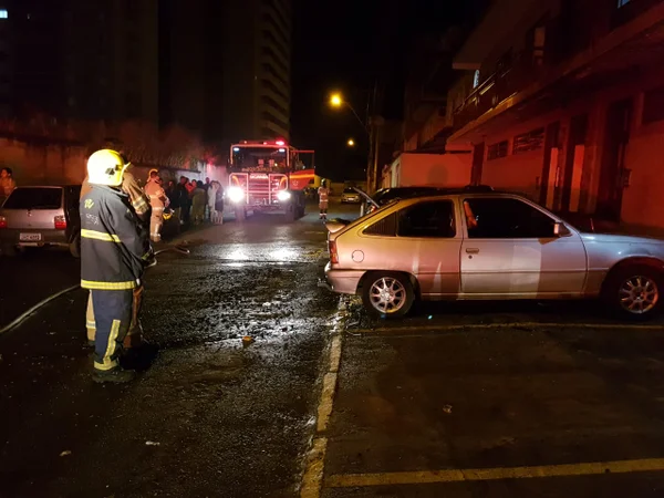 Incêndio atinge três veículos em prédio residencial no DF
