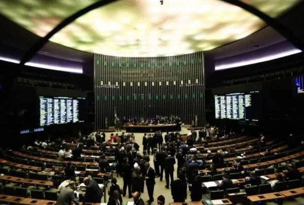 Câmara aprova em 2º turno PEC que prevê volta das coligações