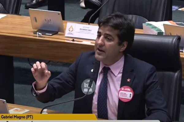 Deputado denuncia invasão de celular e colega diz que é mentira