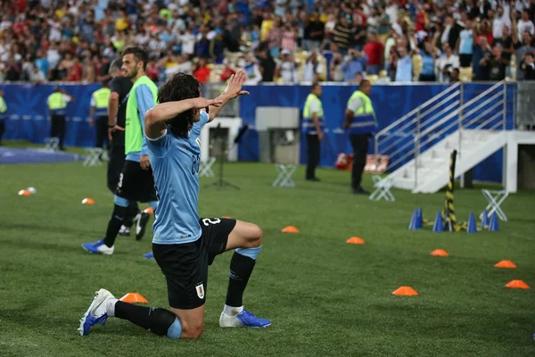 Em jogo com invasão de campo, Uruguai bate o Chile com gol de Cavani