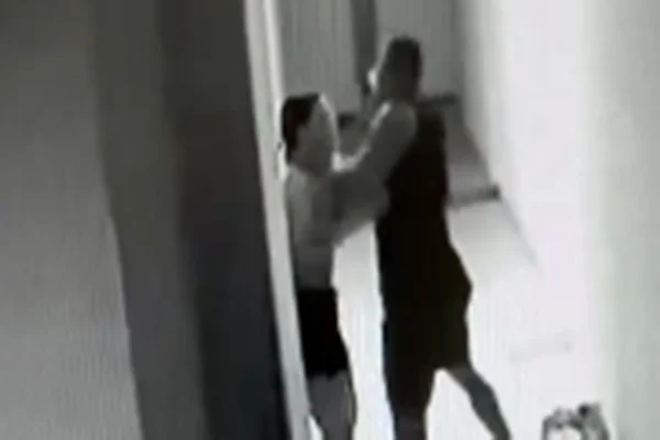 Imagem colorida de marido agredindo a esposa - Metrópoles