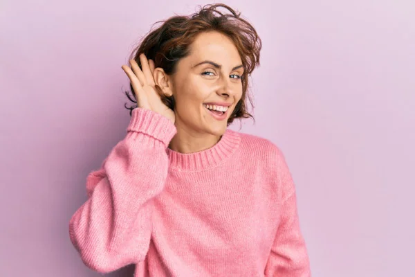 Mulher de blusa rosa