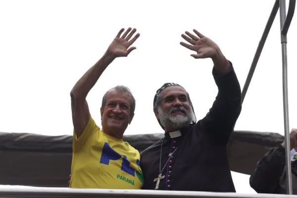 Foto colorida Valdemar Costa Neto e Padre Kelmon