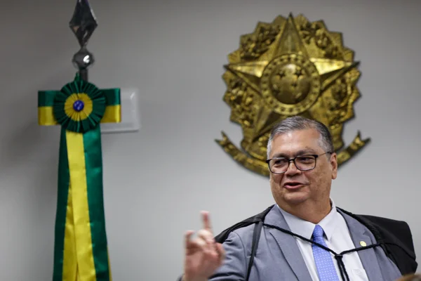Dino defende sessão no STF sobre alcance de lei estrangeira no Brasil