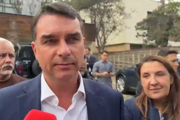 Flávio Bolsonaro ao lado de Dani Marques em SP - Metrópoles