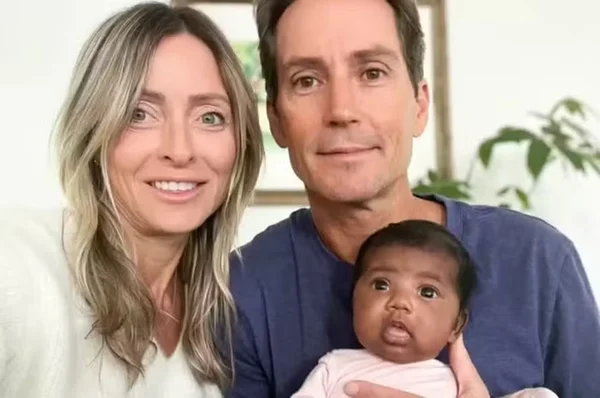 Erro em fertilização leva casal a encontrar pais biológicos da filha