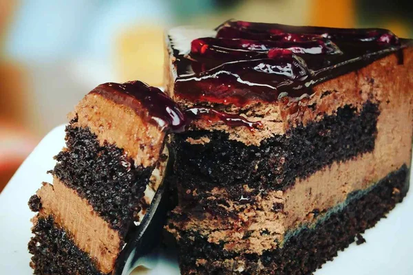 Na foto, um pedaço de torta de chocolate - Metrópoles
