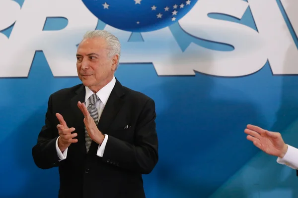 Alvo da Lava Jato, Temer é autorizado a sair do país por missão no Líbano