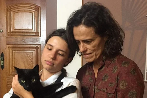 Zélia Duncan e Bruna Linzmeyer se relacionam em filme lésbico