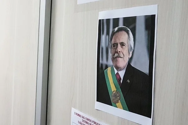 “Posse” de José de Abreu na Presidência movimenta redes sociais