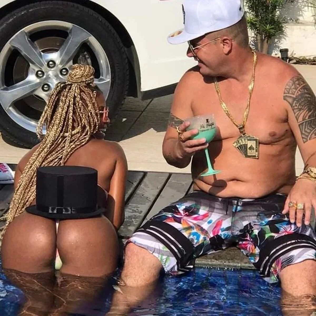 MC Mágico posa na piscina com no auge do sucesso MC Mágico posa na piscina com no auge do sucesso