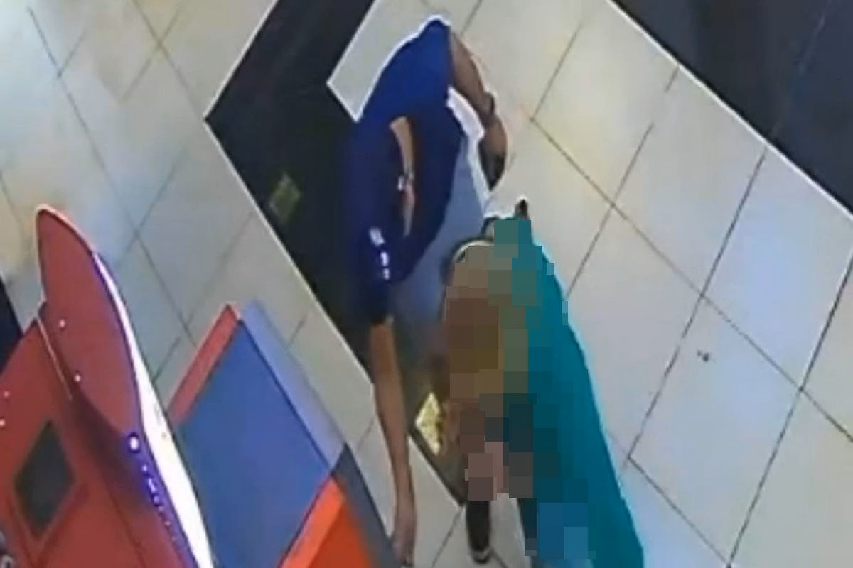 O mesmo golpista tentando ajudar a vitima 1
