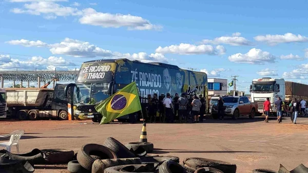 caminhão parado por bloqueio de manifestantes bolsonaristas - metrópoles
