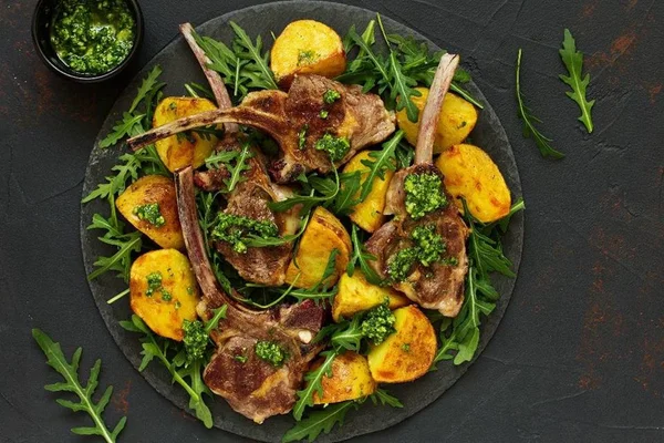 Aprenda a preparar um gostoso cordeiro com pesto de hortelã