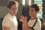 Bastidores da cena de beijo entre Mau Mau (João Victor Gonçalves) e Felipe (Pietro Antonelli) em Quem Ama Cuida Bastidores da cena de beijo entre Mau Mau (João Victor Gonçalves) e Felipe (Pietro Antonelli) em Quem Ama Cuida
