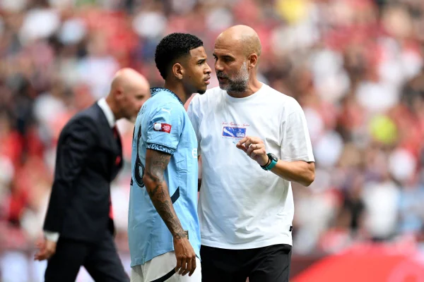 Savinho escuta as instruções de Pep Guardiola antes de fazer sua estreia com a camisa do Manchester City contra o Manchester United pela Supercopa da Inglaterra 2024.