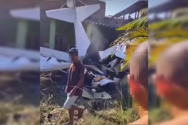 Avião de pequeno porte cai sobre casa no RJ e piloto morre após queda